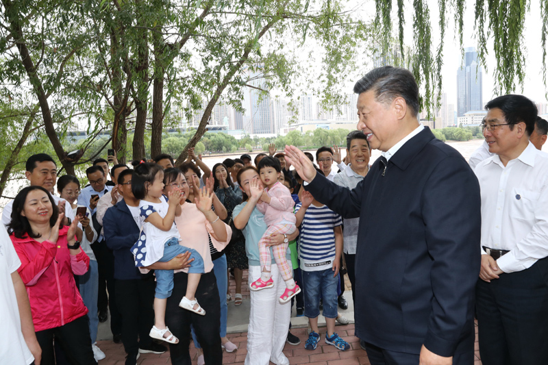 8月19日至22日，中共中央总书记、国家主席、中央军委主席习近平在甘肃考察。这是21日下午，习近平在兰州市黄河治理兰铁泵站项目点同正在休闲的群众亲切交谈。