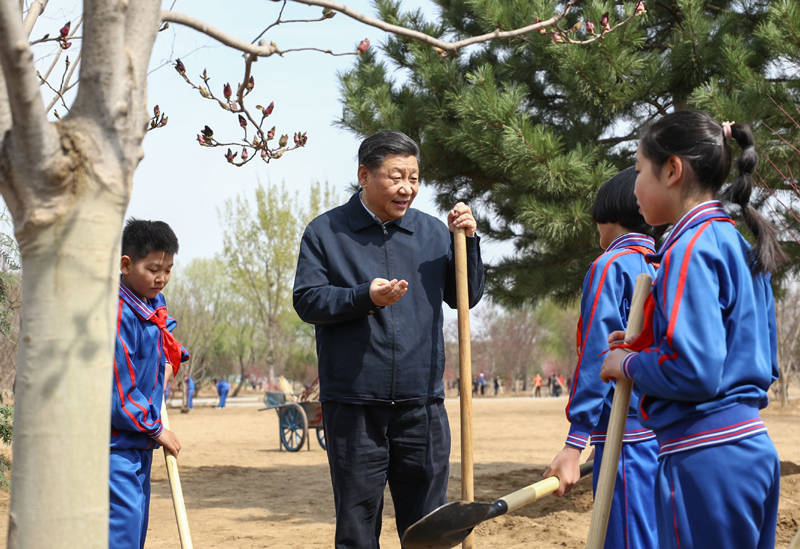 4月8日，党和国家领导人习近平、栗战书、汪洋、王沪宁、赵乐际、韩正、王岐山等来到北京市通州区永顺镇参加首都义务植树活动。这是习近平同少先队员在一起。